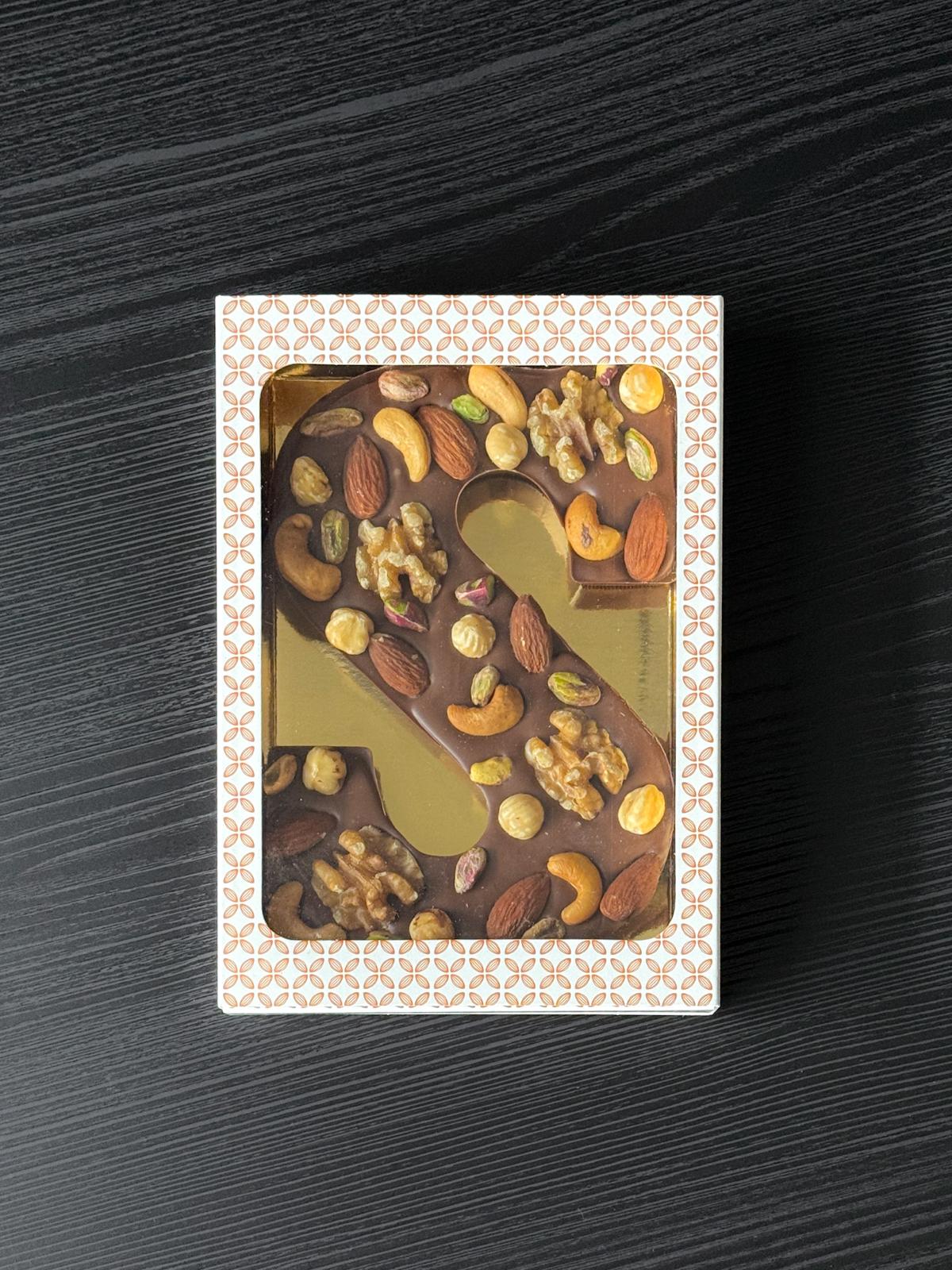 57564 Luxe sinterklaasletter verpakt met noten